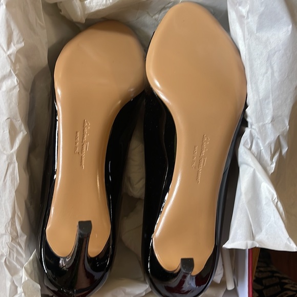 NEW salvatore ferragamo peep toe pumps with bow patent - Picture 2 of 5
